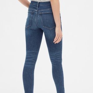 NWOT GAP Mid-Rise Distressed Fav Jegging